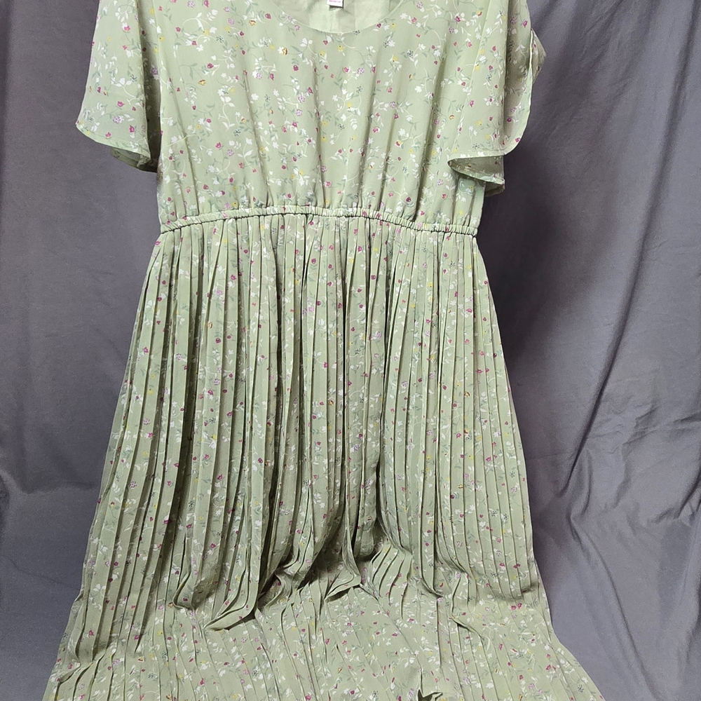 Isabel Maternity by Ingrid & Isabel Short Sleeved Floral Pleated Maternity Dress